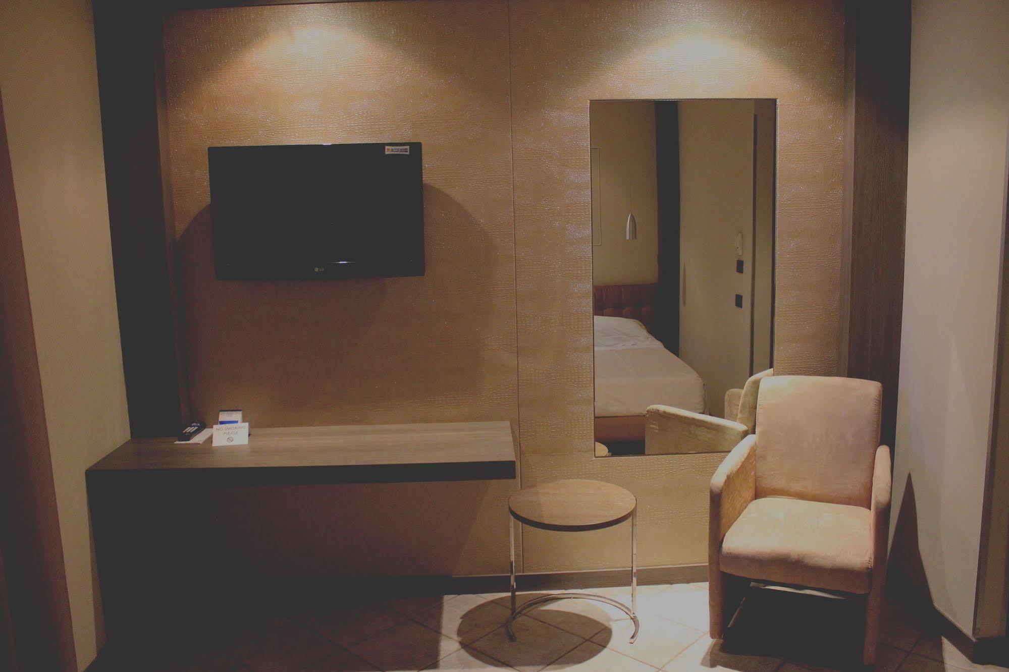פורמיג'ינה Hotel Due Pini מראה חיצוני תמונה