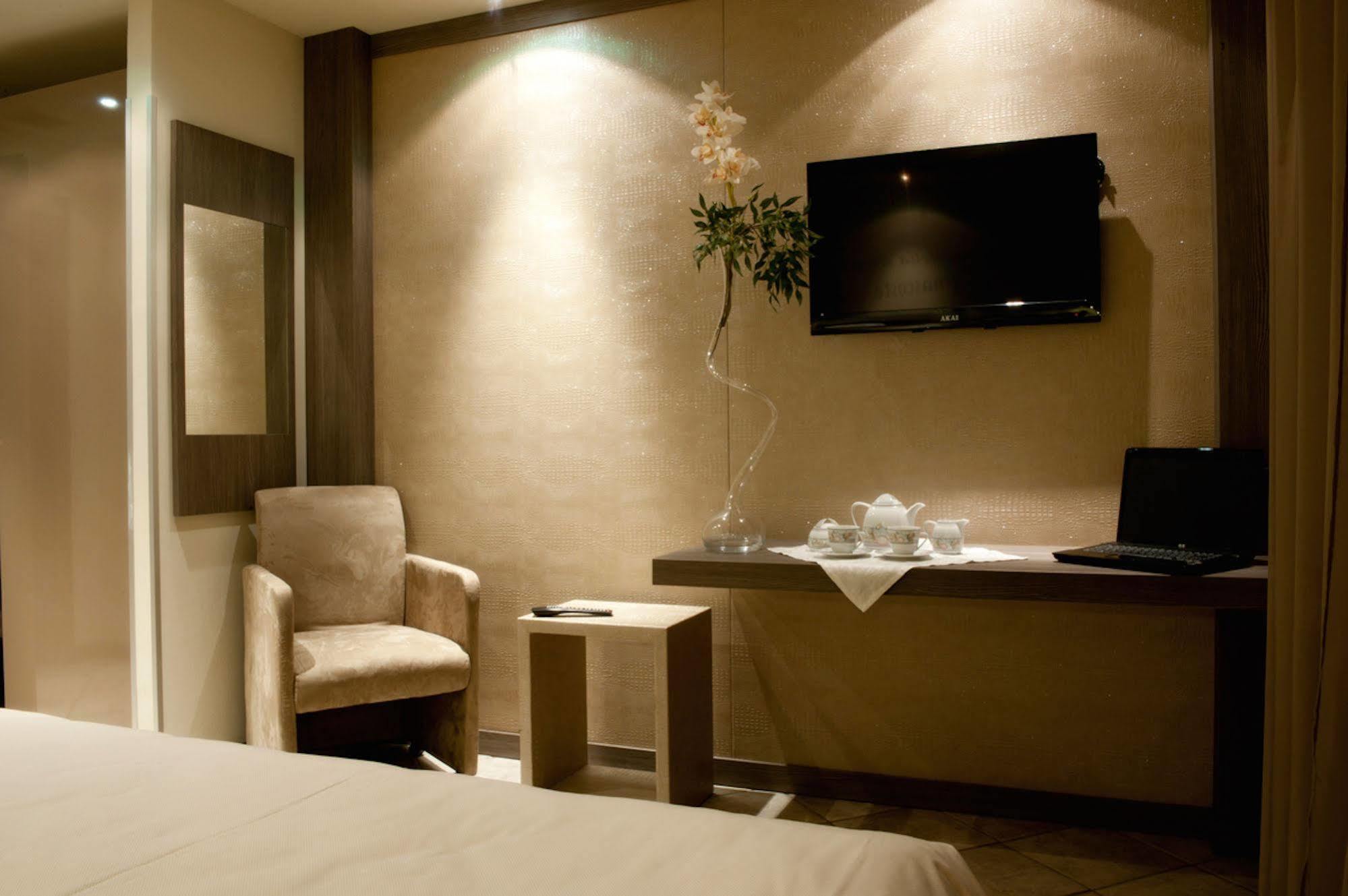 פורמיג'ינה Hotel Due Pini מראה חיצוני תמונה