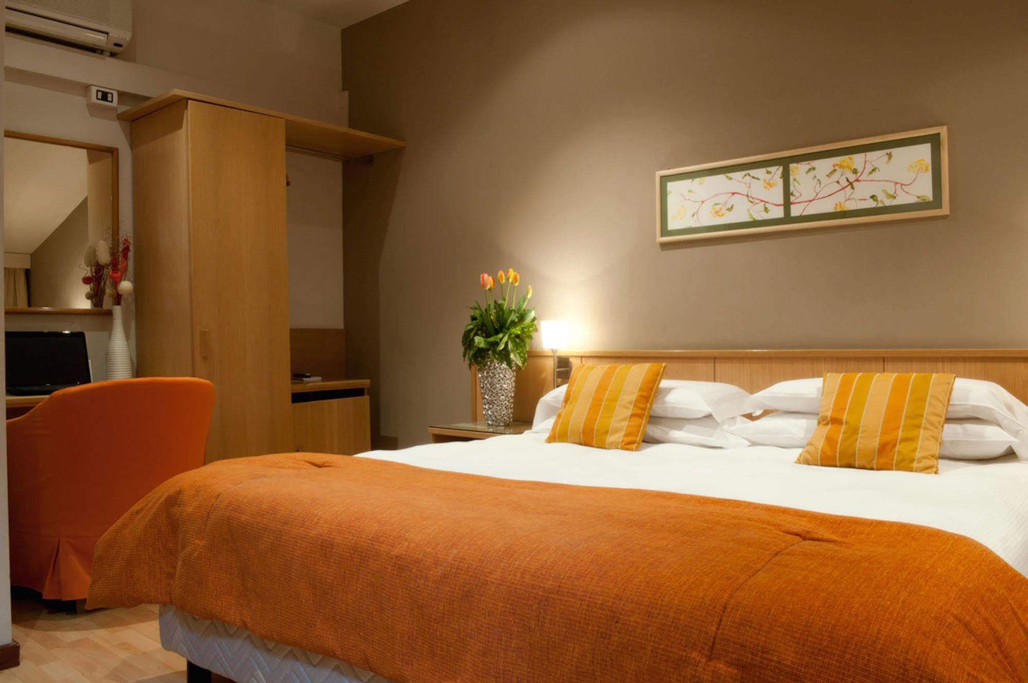 פורמיג'ינה Hotel Due Pini מראה חיצוני תמונה