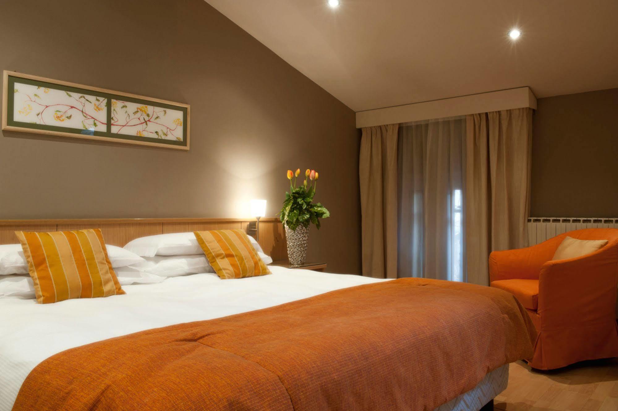 פורמיג'ינה Hotel Due Pini מראה חיצוני תמונה